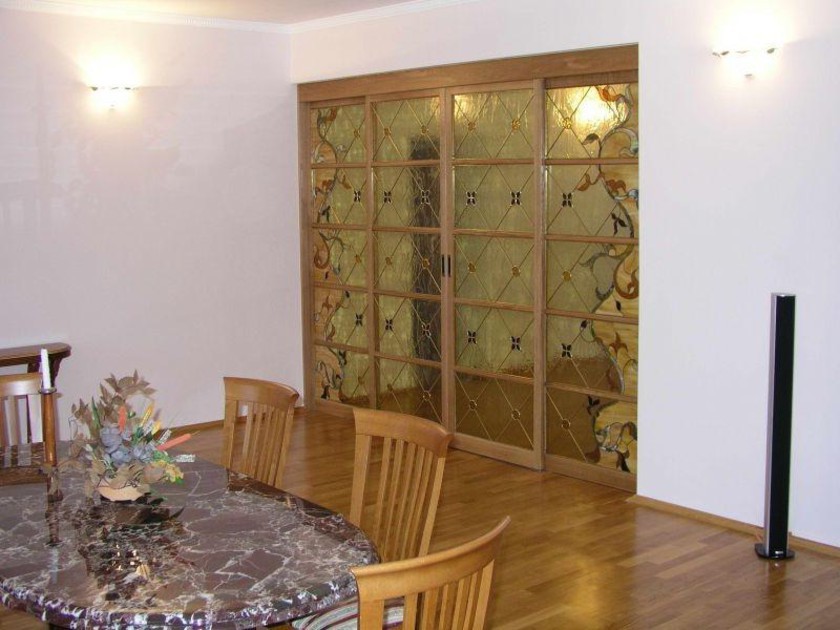 Перегородка для гостиной с цветным стеклом и декоративными вставками Петропавловск-Камчатский