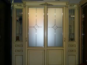 Классический шкаф купе массив с фацетными зеркалами и гравировкой Петропавловск-Камчатский